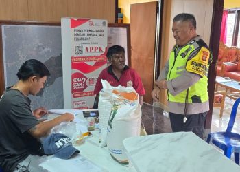 Pengawasan Penyaluran Beras Bulog di Desa Sanda oleh Bhabinkamtibmas Pastikan Bantuan Tepat Sasaran