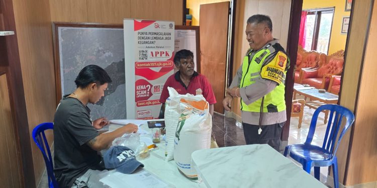 Pengawasan Penyaluran Beras Bulog di Desa Sanda oleh Bhabinkamtibmas Pastikan Bantuan Tepat Sasaran