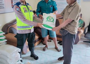 Kawal Penyaluran 378 Sak Beras Bulog di Desa Munduk Temu Tabanan oleh Bhabinkamtibmas