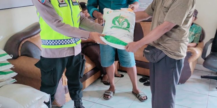 Kawal Penyaluran 378 Sak Beras Bulog di Desa Munduk Temu Tabanan oleh Bhabinkamtibmas