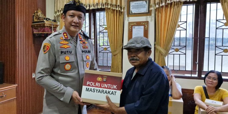 Hangatkan Hati Lansia, Kapolres Tabanan Gelar Acara Kasih di Desa Delod Peken