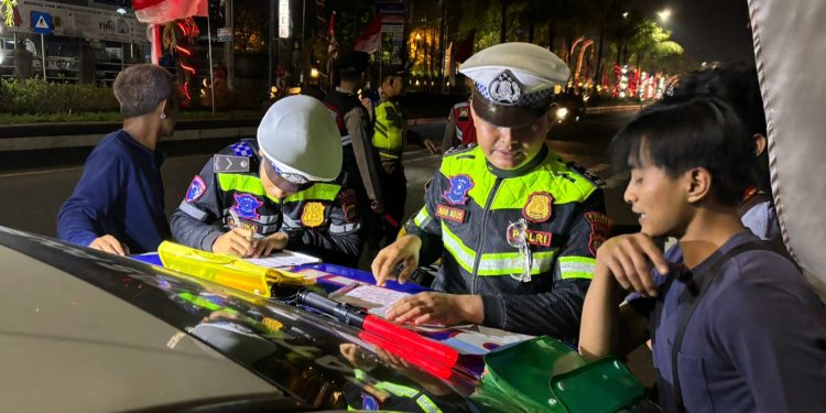 Polres Tabanan Intensifkan Patroli Malam, Dua Pengendara Ditangkap Karena Tak Memakai Helm