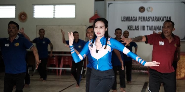Warga Binaan Calon Peserta Rehab Lapas Tabanan Ikuti Senam Bersama Menuju Rehabilitasi